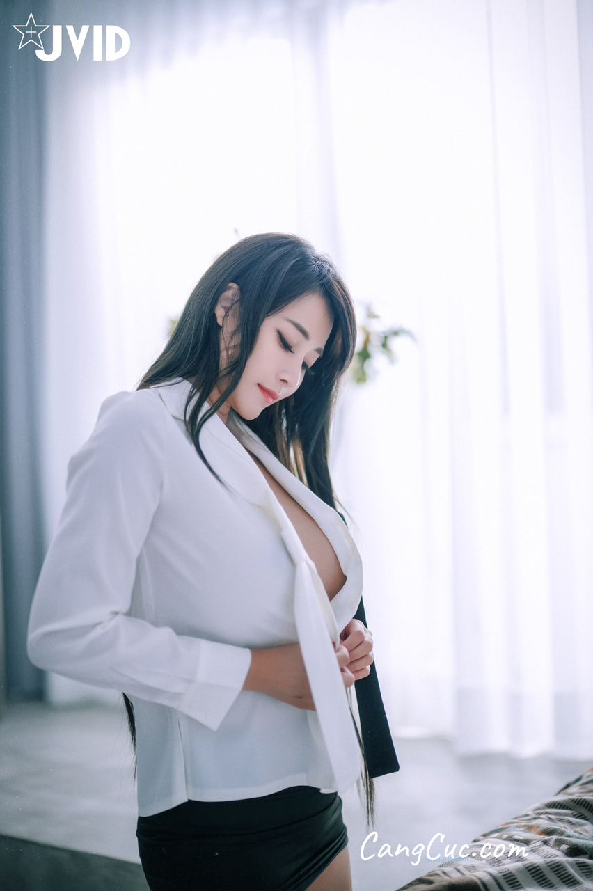 [JVID] Lele 樂樂 – 偷偷關注了住在隔壁的巨乳OL一年三個月，終於對她展開功勢後結果反而被主動騎乘